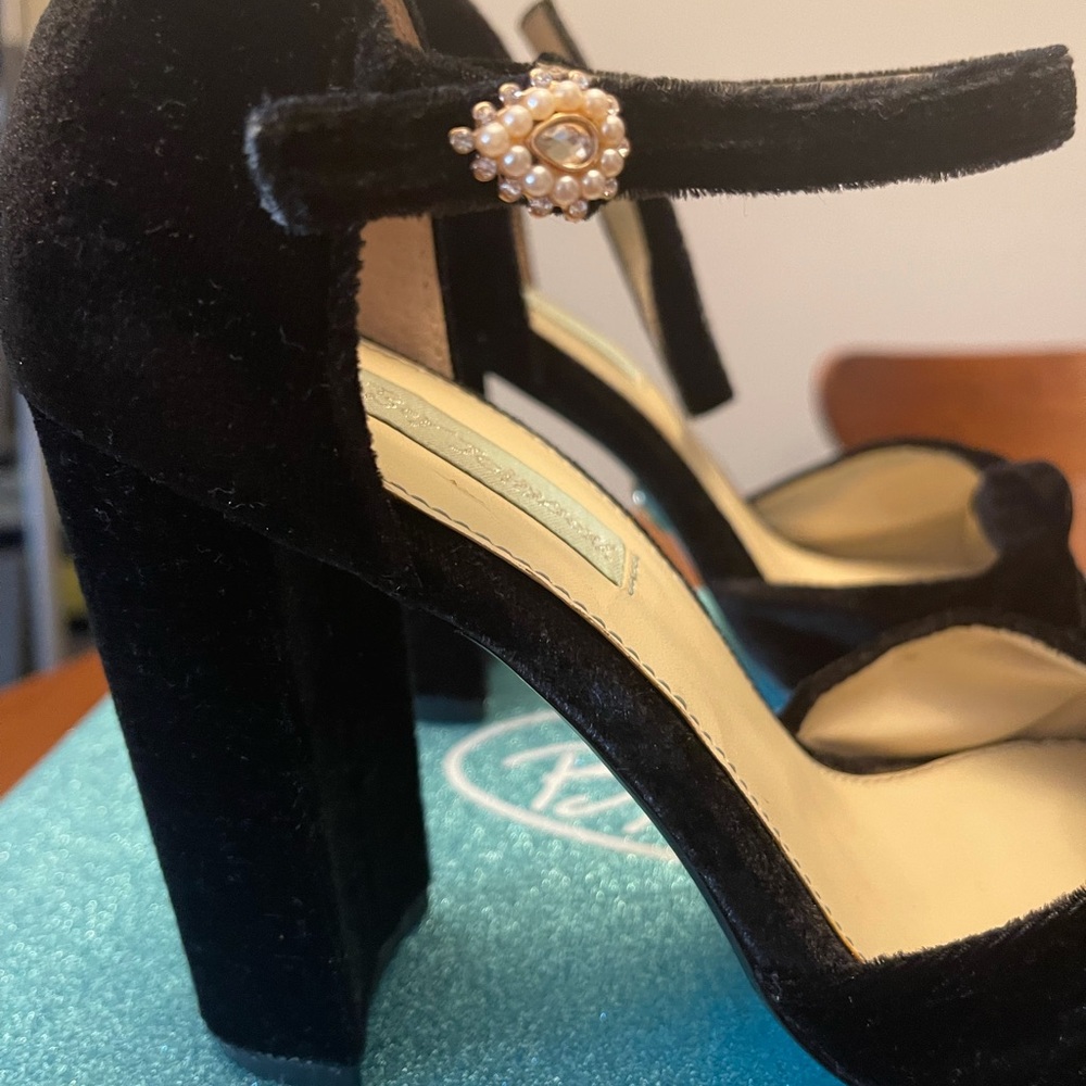 Gently worm by Betsy Johnson Black Velvet Heel - Picture 4 of 6